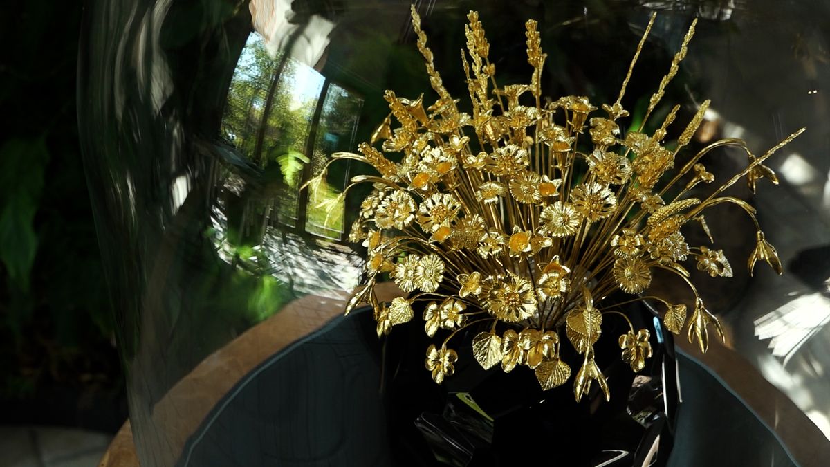 Luční květy za 3,5 milionu. Český pár vyrobil zřejmě nejdražší zlatou kytici na světě